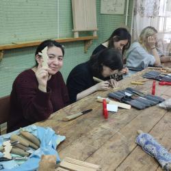 Шаг к профессии: студенты познакомились с Богородским институтом художественной резьбы по дереву - Фотогалерея